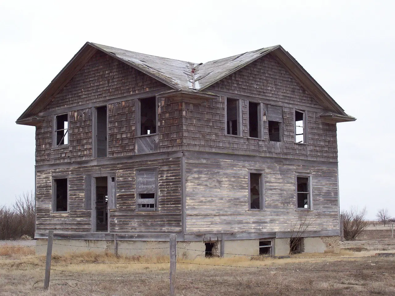 Abandoned two-storey building (old hospital), 2007
